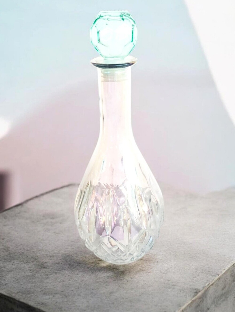 VINTAGE DECANTER GLASS CRYSTAL  LINE DETAILS CUT DESIGN GREEN TOPPER Iridescent